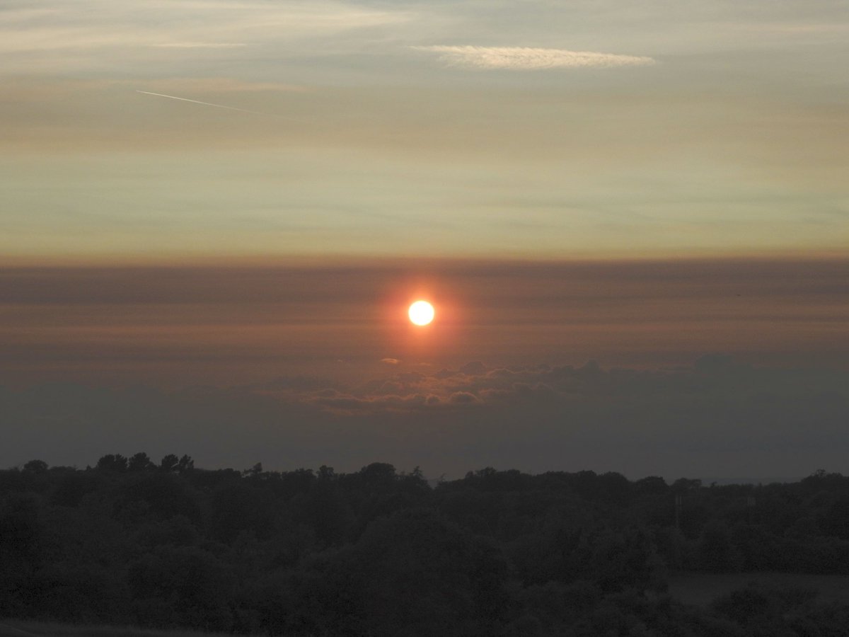 mildthing99's tweet image. The setting sun was sandwiched between the well-defined edges of two weakening #ColdFronts
The position of the second front meant that there appeared to be two sunsets...
@CloudAppSoc @StormHour @ThePhotoHour @metoffice
#StormHour #loveukweather #getoutside