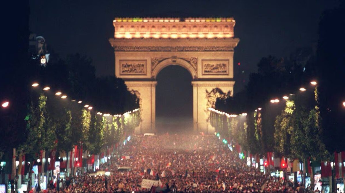 RenaudBurloux's tweet photo. En 98, c’était la fête sur les Champs
En 2018, il y a eu des débordements après la fête 
En 2025, la fête n’a même pas eu le temps de commencer 
#PSGINTER #CHAMPSELYSEES #PARIS #FRANCE https://t.co/akcGzIdO16