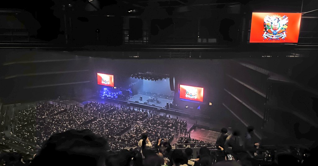 えっ今日横浜にベガスいたの？ 私は昨日Kアリでアジカンやらエルレやらを観てたんやけど会場目と鼻の先やんけわろた知らんかった
エルレ初めて見たけど圧倒的エルレTの人多くて盛り上がりエグくて人気やべ〜となったしアジカンはRe:Re:にまさかのブラックアウトやってくれて爆上がりだったありがとうう