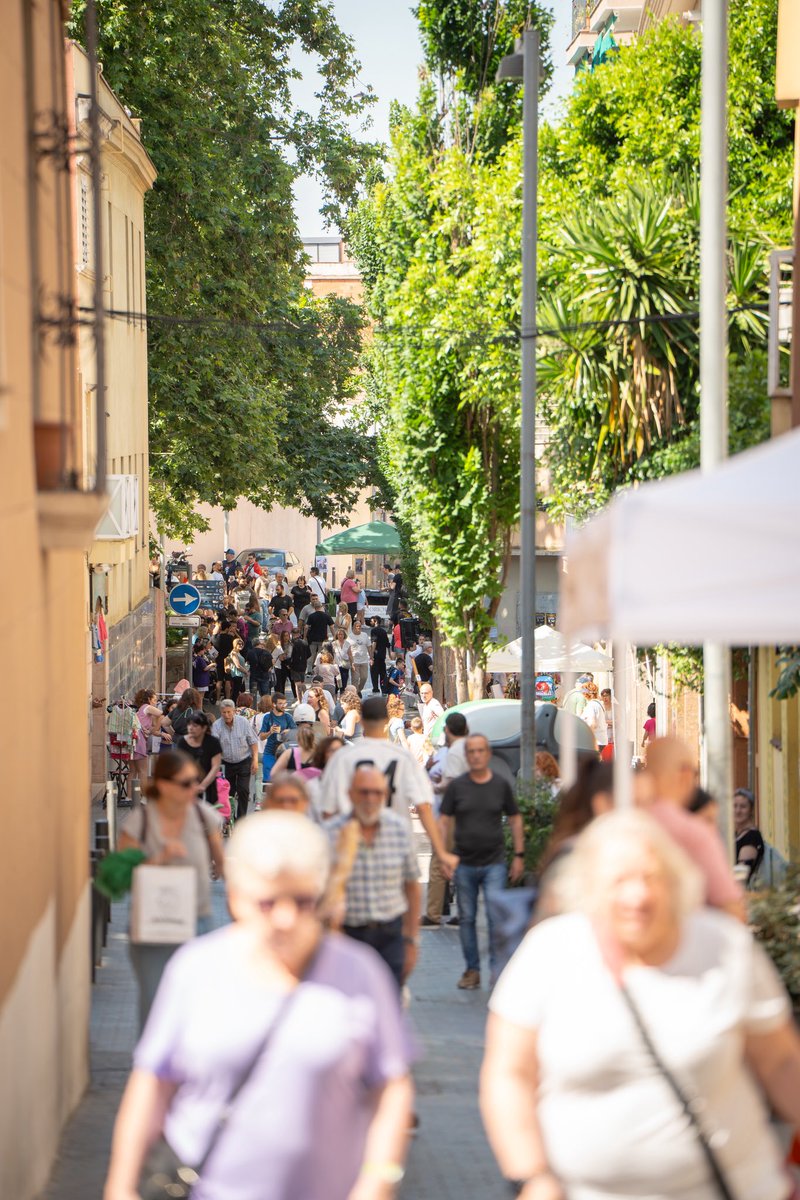 MireiaG_S's tweet photo. Avui, el comerç omple de vida el carrer Sant Jeroni. https://t.co/8sAaRVVbbx
