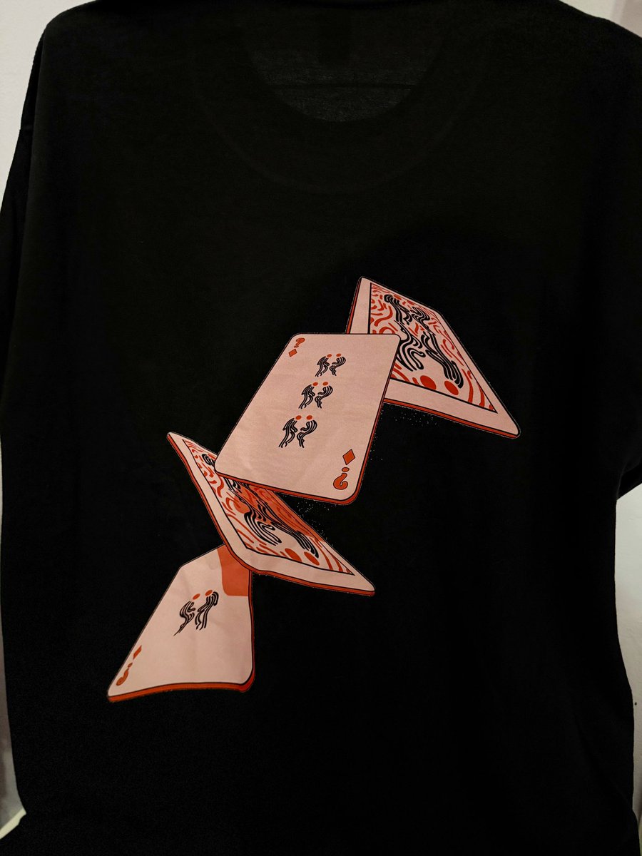 cuando vi el diseño de las cartas en la espalda mi cabeza gritó “ES HERMOSA, COMPRALA” so here we are ✨

mi vida por balu y blurrymerch ♥️

ig del emprendimiento: instagram.com/blurrymerch_?i…

<a href="/myblood_ofgold/">-</a>