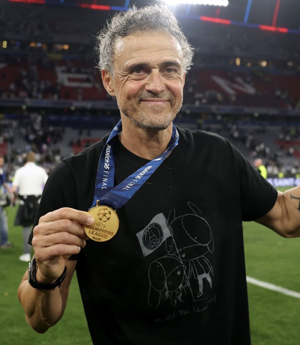 “Essa foto (desenho da camisa) reflete muito como era a felicidade da minha filha nas festas, sempre conectada com a minha família. Agora é hora de comemorar.”

“Xana está sempre conosco. Quando alguém ama as pessoas com o coração, sempre está comigo e hoje seguramente ela