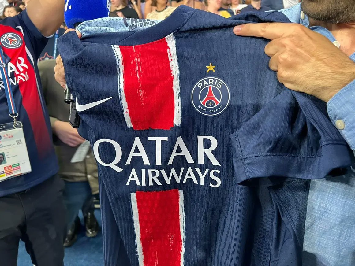 🚨💣 BREAKING ! LE PSG VA AJOUTER UNE ÉTOILE SUR SON MAILLOT APRÈS LA LDC ! ⭐️❤️💙

Celle-ci est constituée avec la TOUR EIFFEL avec des AILES. ✨

(<a href="/RMCsport/">RMC Sport</a>)