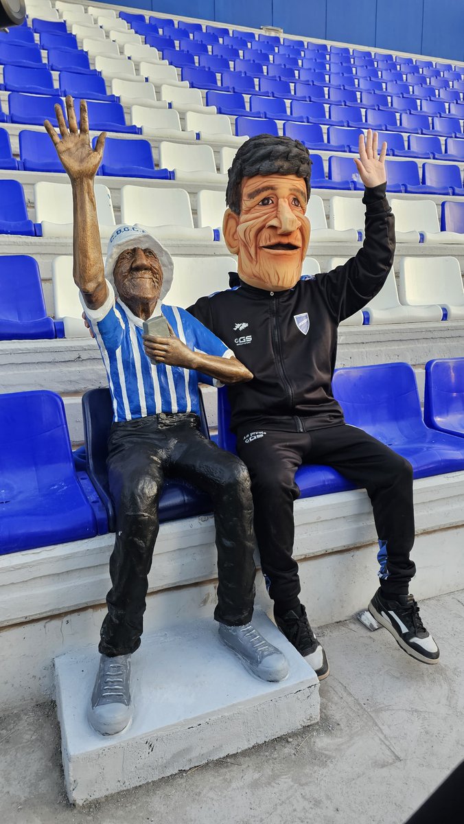 ClubGodoyCruz's tweet photo. ¡EL LOCO YA ESTÁ EN CASA! 💙🤍💙🙌

La estatua del Loco Julio ya se encuentra alentando en la tribuna del Feliciano Gambarte 🗣️🗣️

Agradecemos a @bodegue por liderar esta colaboración de los simpatizantes tombinos y hacer que el hincha número 1 ya esté presente en casa 👏👏👏 https://t.co/ZA6ANYBFUS