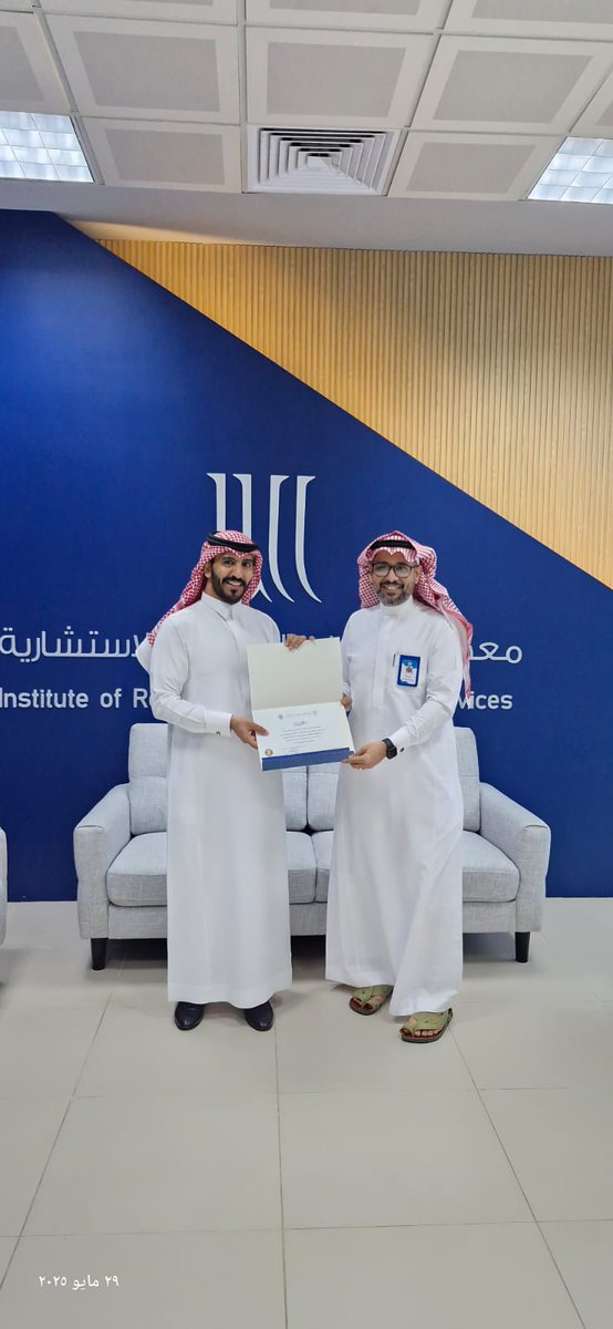 ircsjazan's tweet photo. في لفتة تقديرية محفزة، كرّم سعادة عميد معهد البحوث والخدمات الاستشارية أ.د. عبداللطيف بن حسن بشيري فريق عمل المعهد، إشادةً بجهودهم  وإسهاماتهم الفاعلة في تطوير العمل المؤسسي.
شكرًا لصنّاع النجاح.. وبكم نستمر ونرتقي. 
#جامعة_جازان #البحوث_والخدمات_الاستشارية #صنّاع_التميز https://t.co/FGsxWWUDxo