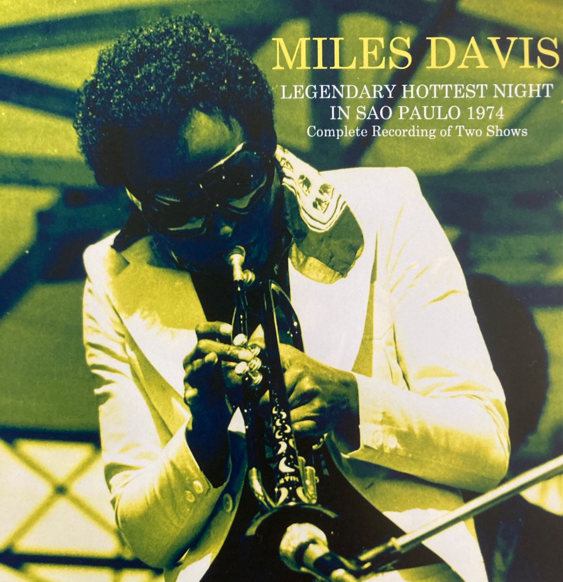 #365日マイルス・デイヴィス三昧
6月1日は...
これを紹介するのも何度目か、伝説的な1974年サンパウロでのライブ。前日まで死にかけていたMilesだが、この日はもう過激に煽りまくる。同ツアーの音源の中では唯一のフルセットで、"Right Off"や"Agharta Prelude"といった名曲の過激な展開で頭クラクラ。