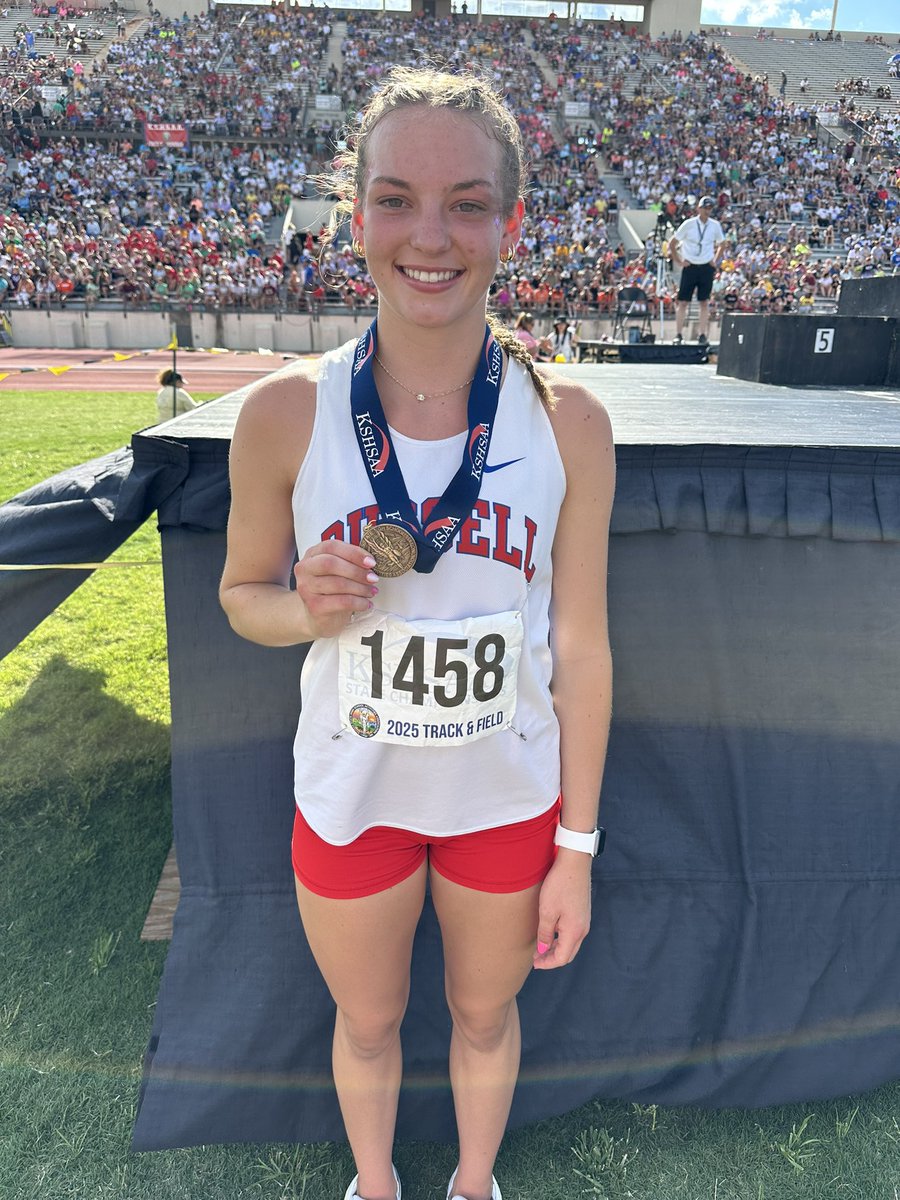 3A Girls 800m state champion🥇

Kinsey Zorn from Russell wins the 3A girls 800m with a time of 2:19.92. #sportsinkansas