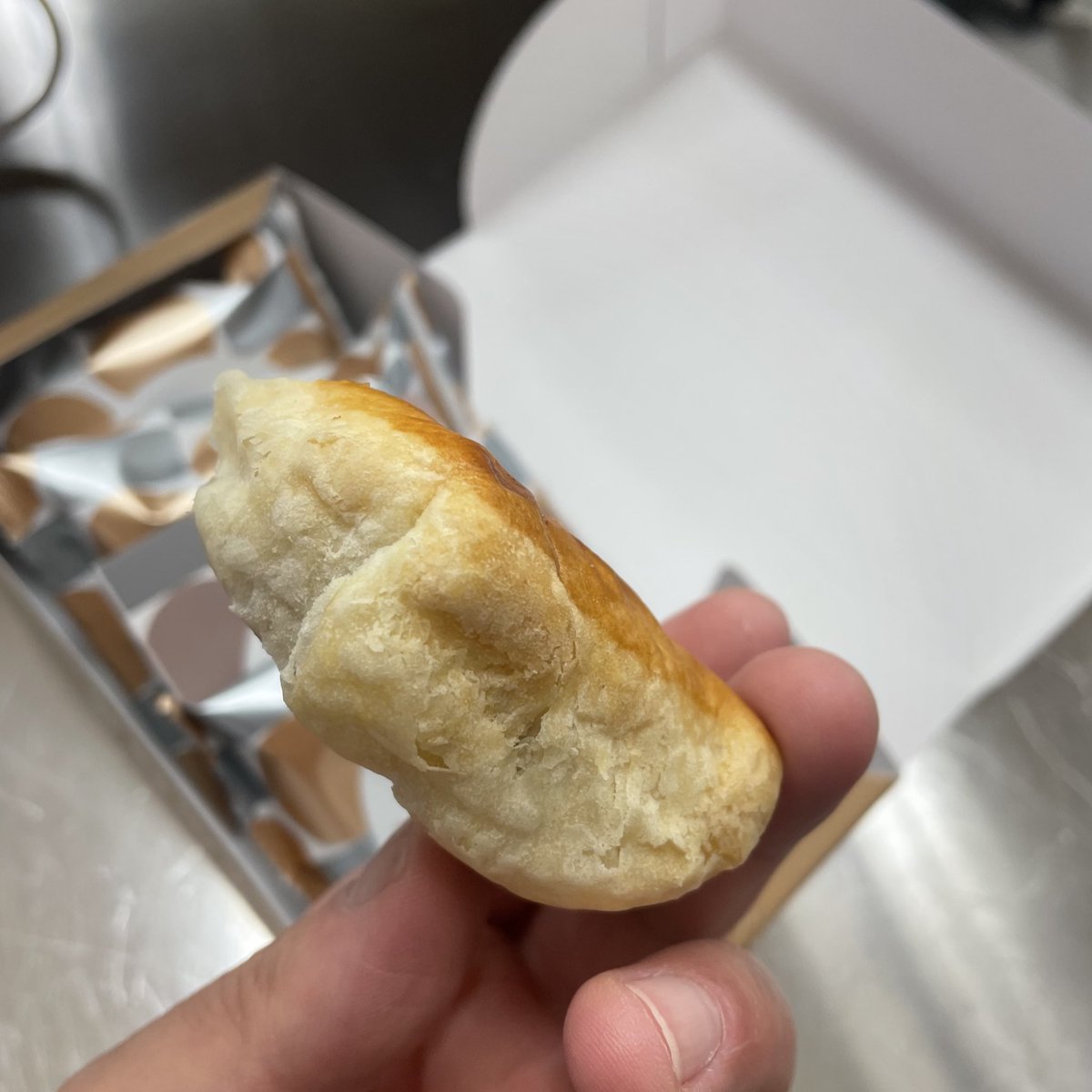 昼間はずっと店頭で頑張れるように、朝晩の時間を使って社長 業をホテルでやってますので、それなりどころか恐ろしく忙しい（笑）今回の催事は運動不足…まとめて走る時間とかないな〜杵屋さんの生リップル パイ、安定感あってまとまった美味しさが沁みる…