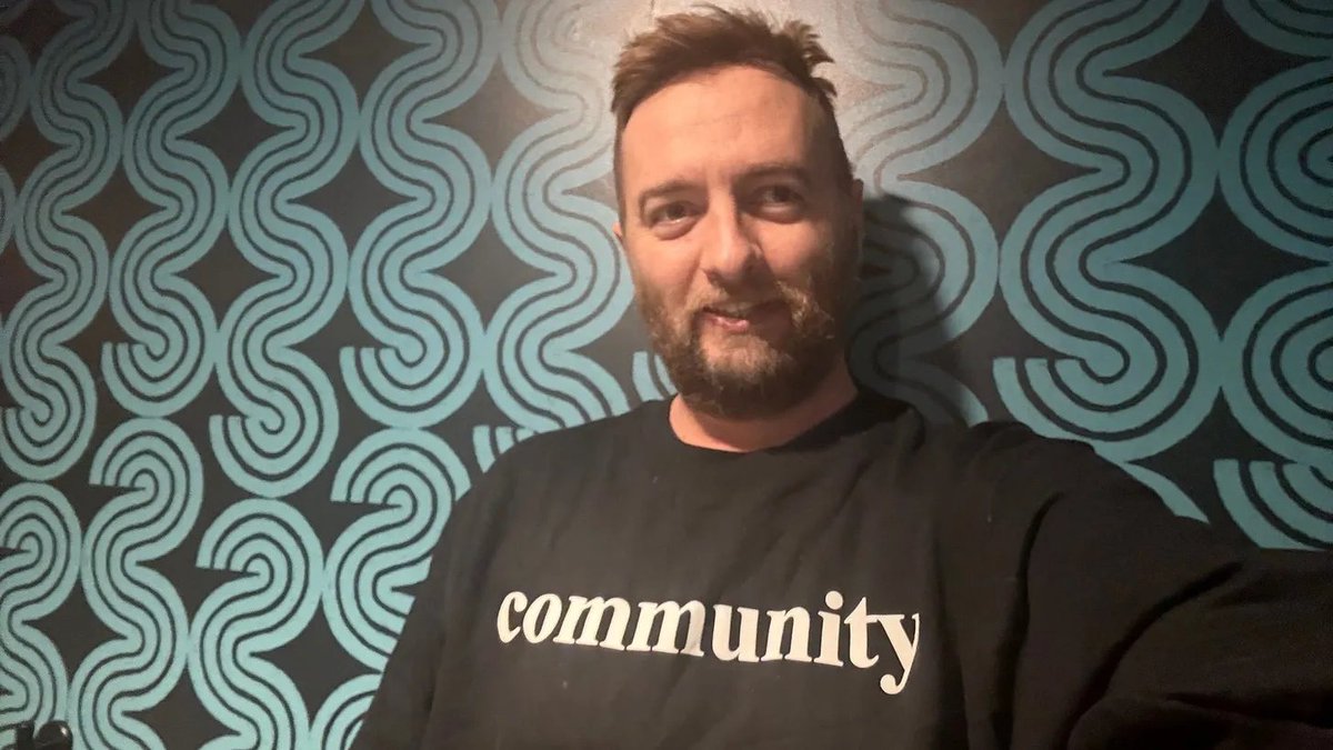 "In the not too distant future, it’s going to be the default expectation that if a startup is committed to investing in their community, they will let their community invest in them, alongside some VCs."

communityroundup.substack.com/p/community-is…