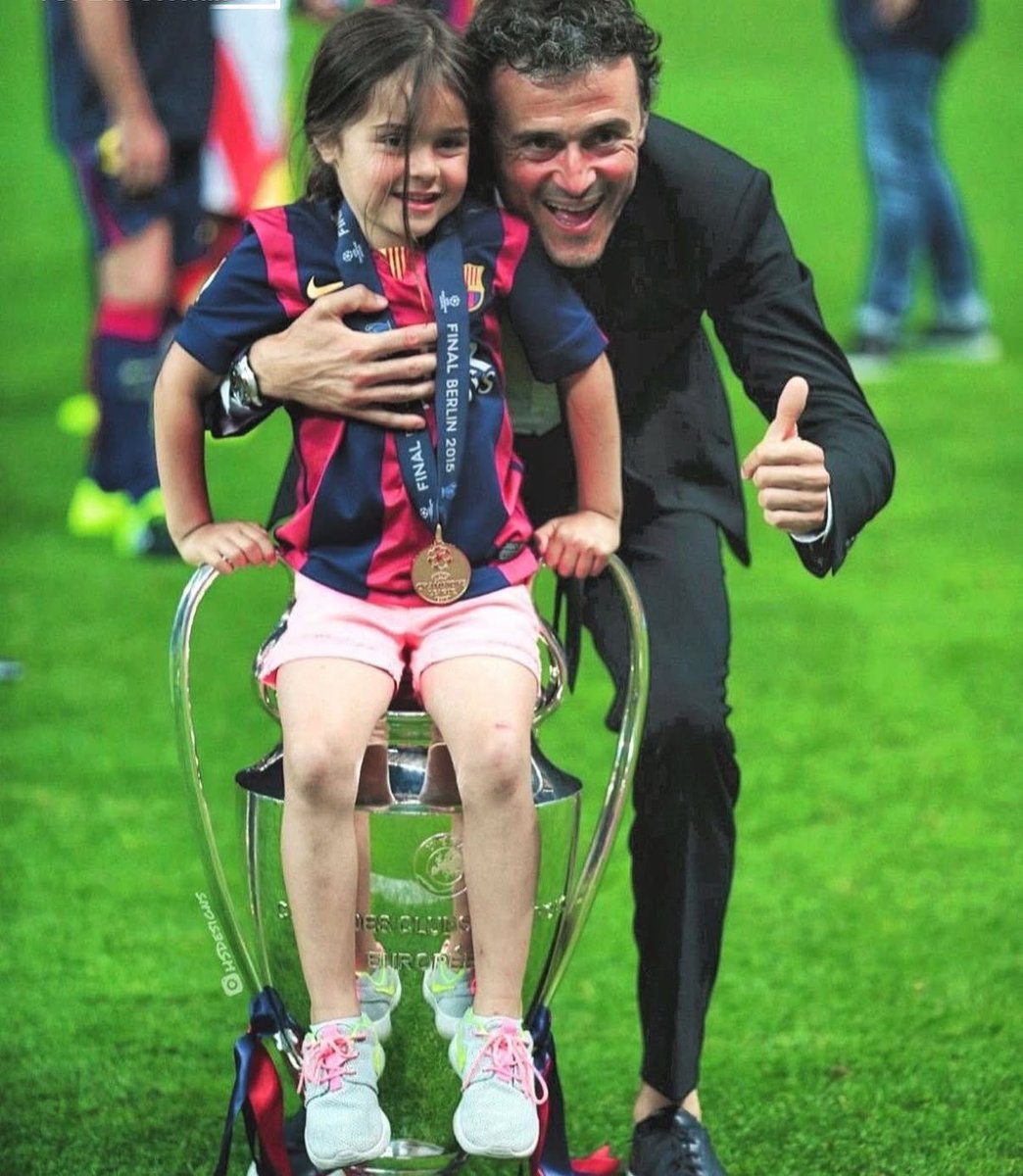 🙏🏻 Luis Enrique contó que recordaba una imagen de su hija fallecida colocando la bandera del Barsa en la cancha luego de ganar la Champions y que él quería repetirla para ella. La vida le dio y eso y un baile en la gran final 🙏🏻