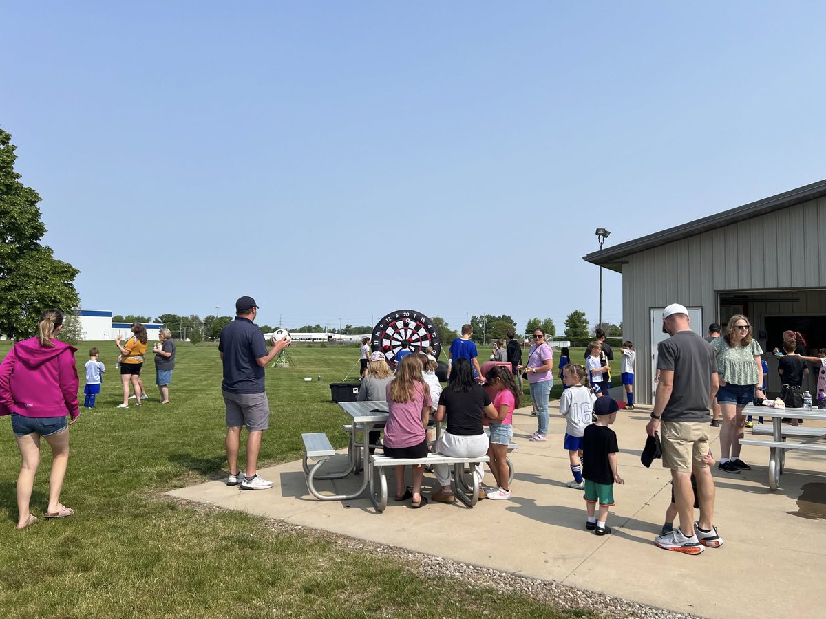 ⚽️ MASC Doubleheader Day 🔴🔵
Thank you to the Marshalltown Area Soccer Club for allowing Bobcat girls' soccer to come out to assist on Doubleheader Day!   We are always grateful for this amazing opportunity to support the next generation of Bobcat soccer stars!