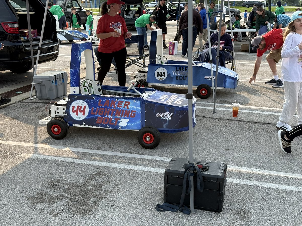 bjhinkle's tweet image. These young engineers built EVs from the ground up! I talked to the crowd about how their projects relate to real-world EVs like the @cybertruck. But Gen-EV needs funds to grow—esp to expand to F-24 racing for middle/high schoolers! 🛠️ [2/3] #SupportSTEM