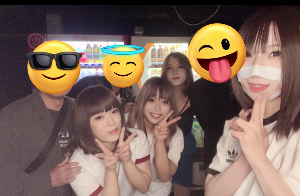 xi20202021's tweet photo. 深夜の玉森公園で夜の運動会しました🛝🌃

終始キャメラマンの予定でしたが女装同士が目隠しして棒を握りしめて相手に棒を当てる競技だけ参加しました🫶🏻❣️ https://t.co/IpJZFsRufs