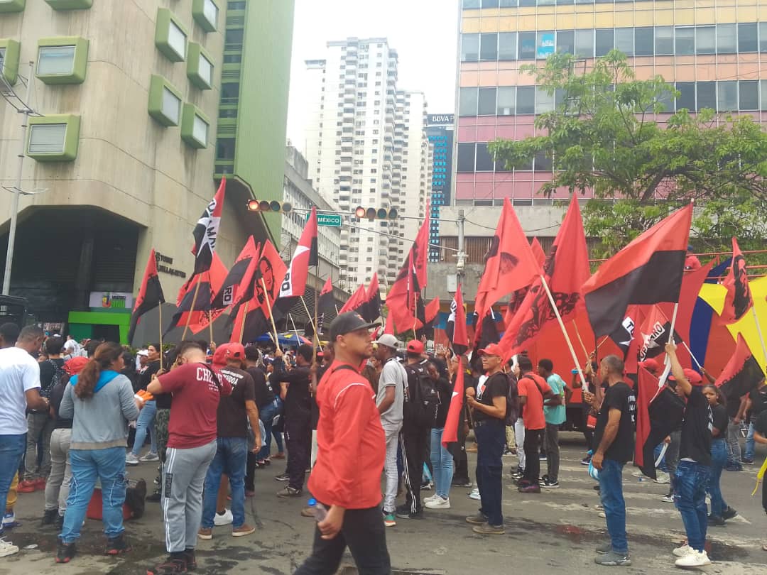 CaracasMRT_'s tweet photo. 🔴⚫🇻🇪📸/ Con alegría y entusiasmo se realizó la gran marcha en Caracas en la que participó la militancia @TupamaroMRT_ en apoyo a los candidatos y candidatas de la Patria electos este 25-M. Aquí manda el Pueblo. Que viva Chávez! 
@NicolasMaduro 

#TupamaroEjemplodeLucha https://t.co/ZcSTHBkBuy