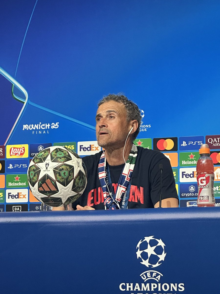 RadekSedlmaier's tweet photo. Enrique: Že jsem se dostal do dalšího finále Ligy mistrů, bylo něco neuvěřitelného. Mým hlavním cílem bylo zaplnit kabinu trofejemi, chyběla Liga mistrů. A nyní jsme tady. Jsme ambiciózní a chceme ovládnout Evropu. Nepotřebuji vyhrát trofej, abych si vzpomněl na svou dceru. #UCLF https://t.co/X4njoi59Ot