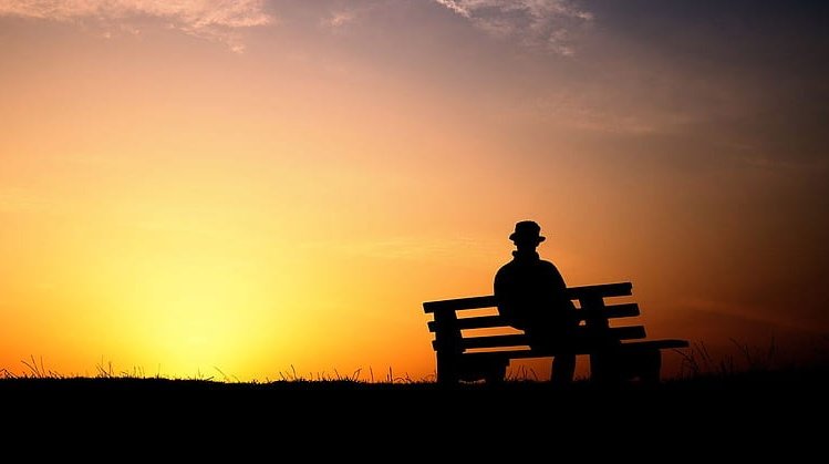 كل البحور مستوعبتش النزف،
فازاى هخُطك ع السطور الحِير .
وازاى هحُطك فى الضلوع جُـوه.
محتاجه كَفى العَفِى ،
وانا كفى مش هُـوه .
بَعْترنى طُول الليل ،
وبقيت بلا قـوة .

؛✍️