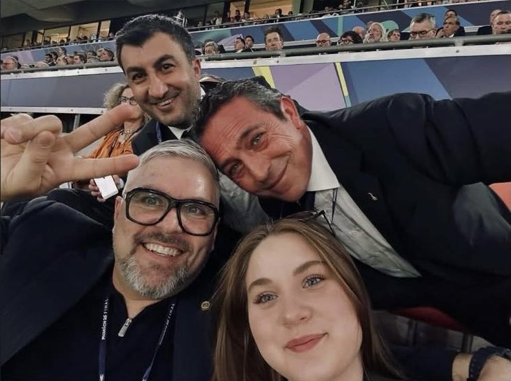 Fenerbahçe'li çocukların ağladığı,
Camianın cayır cayır yandığı,
Fenerbahçe'nin bugün son lig maçını oynadığı,
Binlerce insanın istifa yürüyüşü yaptığı bir günde Fenerbahçe Başkanı Ali Koç'un Almanya'dan verdiği poz..

İyice zıvanadan çıktılar..