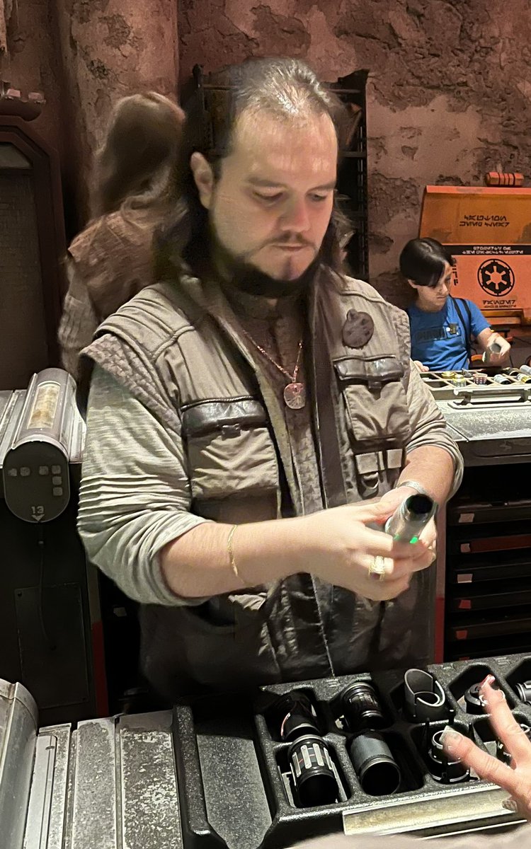 solanaangel's tweet photo. @WaltDisneyWorld @DisneyStudios By not taking care of the staff who serve you, the experience becomes very bad. With what they charge, they should at least provide excellent treatment. Star Wars Zone is a disappointment because of guys like this: https://t.co/ZyJgsUSDqd