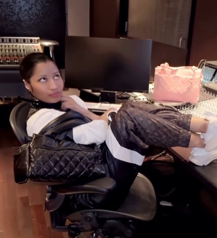 No other rapper can post a fresh face photo and crumble a timeline 😩😝