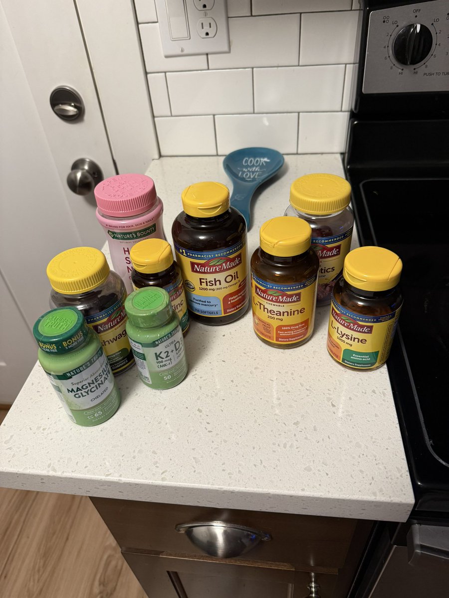 mikaelamce's tweet photo. The vitamin stack https://t.co/9eDb8T6hzB