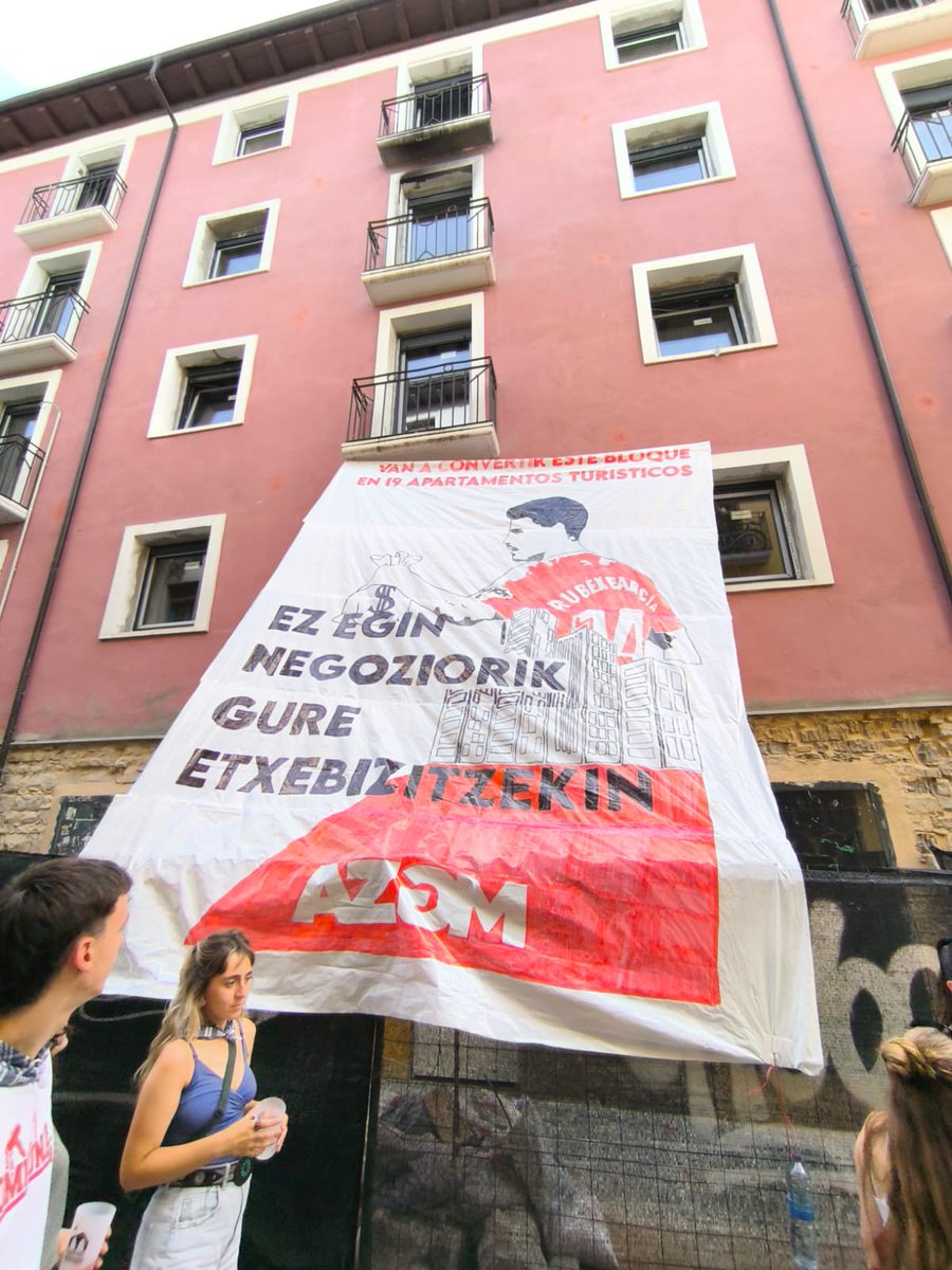 🔻𝗔𝗭𝗚𝗠

Gazte Asanbladak ekintza ikusgarri bat burutu du Eslava kalean, 20 pisu turistiko inguru proiektatzen diren eraikinean.

🔥¡Un AIRBNB más es una vecina menos!