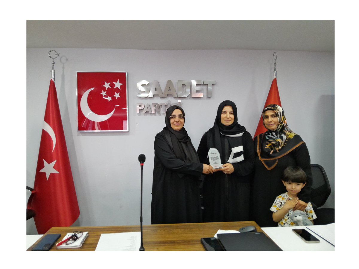 Alturnax's tweet photo. Mayıs Ayı İl Divan Toplantımız Bölge Sorumlumuz Medine Basmacı Hanımefendi’nin teşrifleriyle yapıldı. 
İl Kadın Gençlik Kolları Başkanlığı görevinde güzel hizmetlerde bulunan Fadimenur Bozali başkanımıza plaket takdiminde bulunuldu. 
@SaadetKadin #ildivan #mayıs https://t.co/gqy8Otzpt2