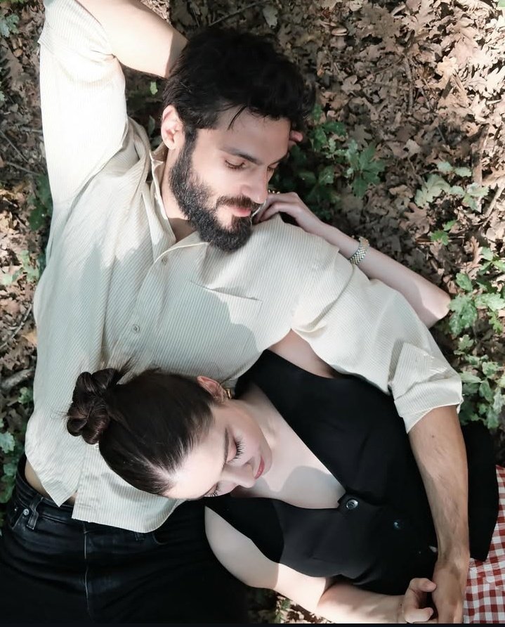 Bu nasıl güzel bir aşk yarabbim 🤗🤍
İyi ki doğdun Sekocan 😎

#ÖzSer 
#ÖzgeGürel
#SerkanÇayoģlu