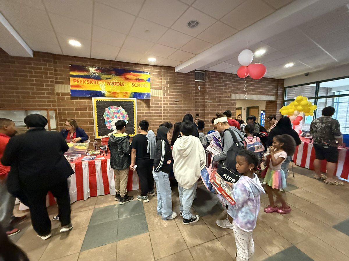 Ellen_Gerace's tweet image. Thank you to everyone who helped make the Saturday Academy Program @PeekskillCSD a great success this year! We had a great year end family field day and carnival event today! See you next year!🎪🍿