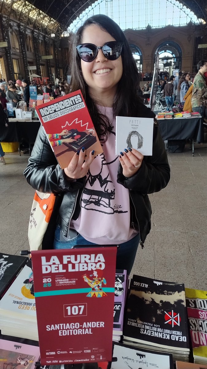 Santiago-Ander (@stgoandereditor) on Twitter photo Pasó a saludar Feña Schell <a href="/Feerschell/">Feña Schell</a> a <a href="/lafuriadellibro/">La Furia del Libro</a> en <a href="/EstacionMapocho/">Centro Cultural</a>, en el stand 107 de <a href="/stgoandereditor/">Santiago-Ander</a>, estamos hasta el domingo, entrada liberada 🥳📚🚀🔥
#Independientes #Sellos #PattiSmith #frases Pasó a saludar Feña Schell <a href="/Feerschell/">Feña Schell</a> a <a href="/lafuriadellibro/">La Furia del Libro</a> en <a href="/EstacionMapocho/">Centro Cultural</a>, en el stand 107 de <a href="/stgoandereditor/">Santiago-Ander</a>, estamos hasta el domingo, entrada liberada 🥳📚🚀🔥
#Independientes #Sellos #PattiSmith #frases
