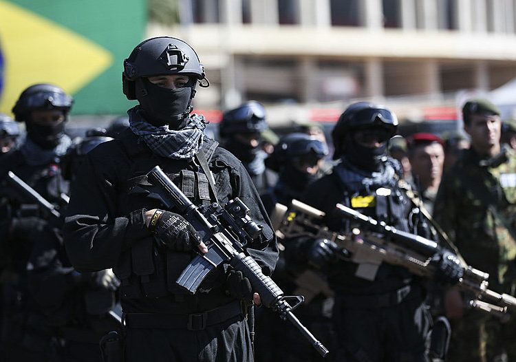 JordanBlakthorn's tweet photo. 🧵 THREAD: Bolsonaro, Bukele e a falácia do "homem de coragem" no Brasil

1️⃣ Tem gente que adora dizer que Bolsonaro foi frouxo, que faltou coragem, que “não fez como o Bukele em El Salvador”. Bora desmascarar essa bobagem e explicar o que realmente aconteceu! 🇧🇷🔥 https://t.co/jU9AhpqJNd