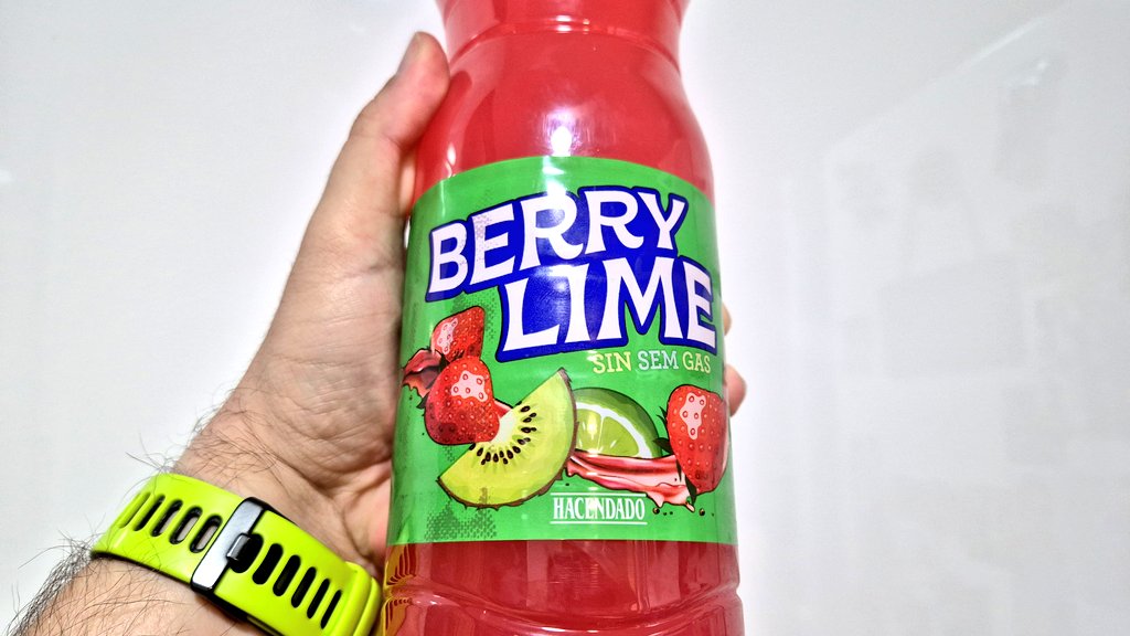 2️⃣0️⃣7️⃣
🥤 Nombre: Berry Lime
©️ Marca: <a href="/Mercadona/">Mercadona</a>
👅 Sabor: Fresa/lima
🎨 Color: Rosa
💨 Gas: No
⬛ Formato: 1,5L
🔥 Energía: 18kcal/100ml
🧐 Análisis: Su sabor viene del zumo, pero la mezcla es un punto ácida para las calorías que tiene. Beber muy frío. Aprobado.
🤓 Rating: 5/10