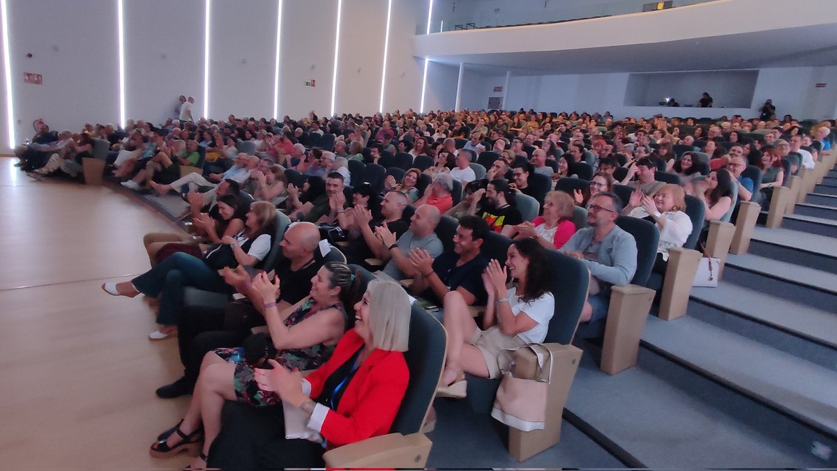 HistMistSPP's tweet photo. @DrCabrera indaga en los misterios de la vida y los cambios sociales en una charla tan improvisada como motivadora
"Ya nadie habla con nadie, y hay que hablar"
También "La IA nunca podrá superar a un cerebro con tal capacidad de interrelaciones"
@JoaquinAbenza_
#HistoriaYMisterio https://t.co/hRuQrX2QQ0