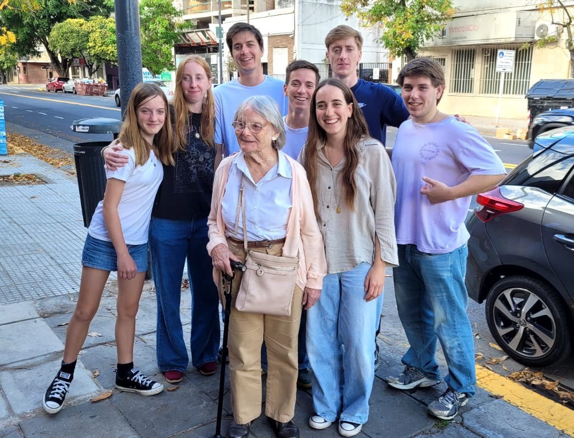 Mi madre de 90 años con sus nietos, hermosa foto.