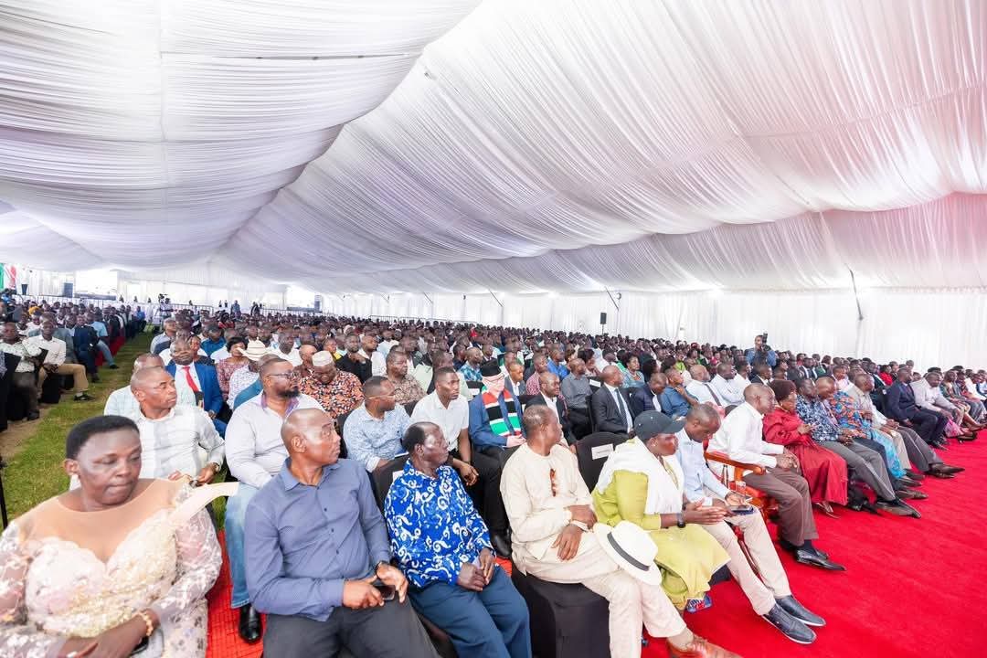 H.E. President William Samoei Ruto today at the State Lodge, a symbol of Homa Bay’s growing national significance, hosted discussions with grassroots leaders on accelerating development projects in the county and country.  
Karibuni Homa Bay for #MadarakaDay  
#MadarakaDay2025