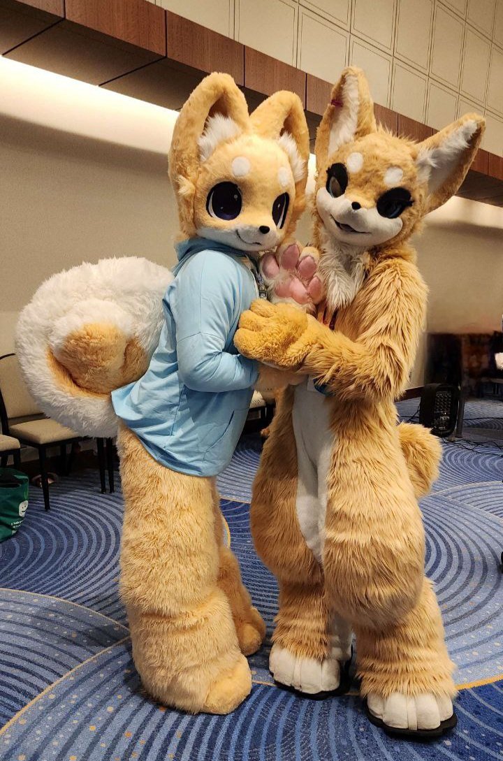 Dog meet dog! <a href="/FrozenNeroj/">Neroj (Kincha 金茶 🐕 )</a>