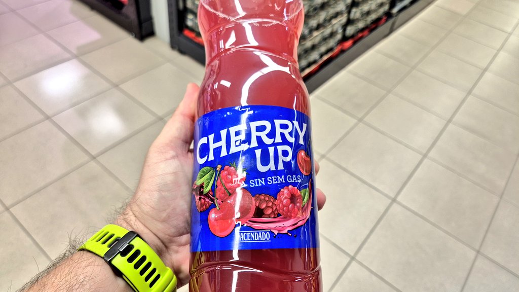 2️⃣0️⃣8️⃣
🥤 Nombre: Cherry Up
©️ Marca: <a href="/Mercadona/">Mercadona</a>
👅 Sabor: Cereza/frutas del bosque
🎨 Color: Granate
💨 Gas: No
⬛ Formato: 1,5L
🔥 Energía: 18kcal/100ml
🧐 Análisis: La mejor de las dos bebidas lanzadas por Mercadona; sabe a caramelo Picota, sin empalagar.
🤓 Rating: 6/10