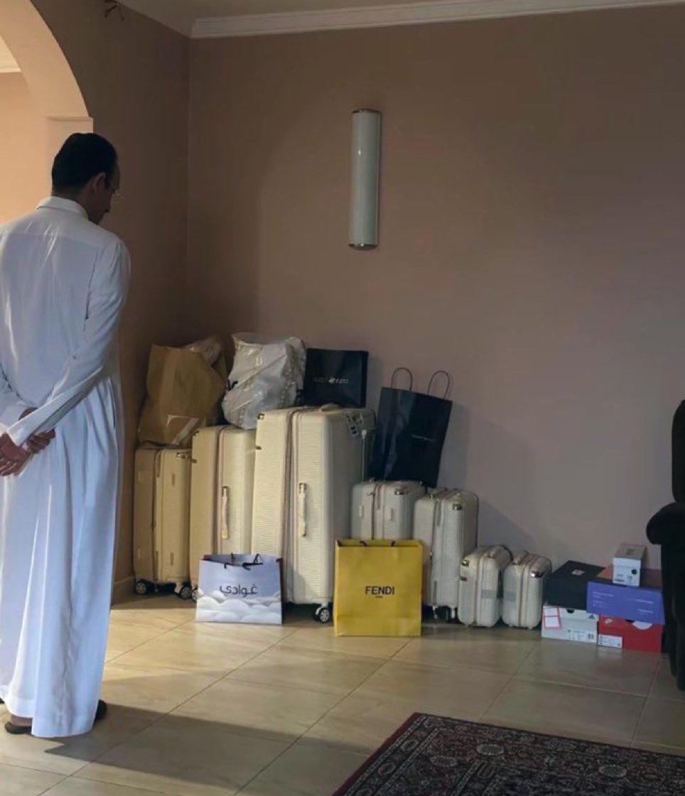 bhoymal2's tweet image. رسالة إلى ابنتي التي لَن تأتي..
لقد بذَلتُ ما في وسعي لتأتين إلى هذه الحياة، لكنّ الإرادة العليا-إرادة الله كما تعلمين-لَم تأذَن.
جاء في خاطري أن تكونين نطفة ثم علَقَة فعظاماً، فيَصيرُ فوق العظمِ لَحما، فتَغدين شيئًا آخر، يقول مَن يرآه:"تبارك الله أحسن الخالقين".
•
ما العمل؟…