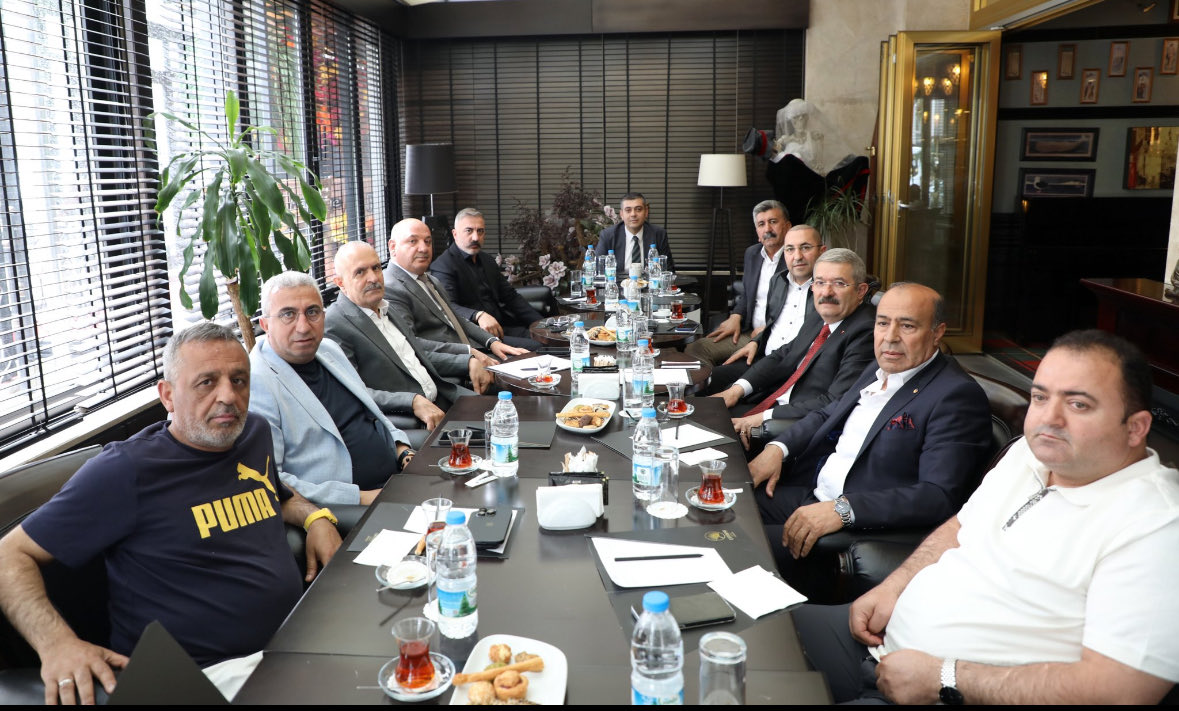 Turan Avcı (@turan__avci) on Twitter photo Milletvekilimiz Sn <a href="/Burhan_Kayaturk/">Burhan Kayatürk</a> ile Ak Parti Çevre ve Şehircilik Politikaları Başkan Yrd Sn <a href="/menafturan/">A. Menaf Turan</a>;
TOBB 81. Genel Kurulu'na katılan heyetimizi konakladığımız otelde nazik ziyaretlerinden dolayı teşekkür ederiz. <a href="/NecdetTakva/">Necdet Takva</a> <a href="/AK_PartiVan/">AK Parti Van</a> Milletvekilimiz Sn <a href="/Burhan_Kayaturk/">Burhan Kayatürk</a> ile Ak Parti Çevre ve Şehircilik Politikaları Başkan Yrd Sn <a href="/menafturan/">A. Menaf Turan</a>;
TOBB 81. Genel Kurulu'na katılan heyetimizi konakladığımız otelde nazik ziyaretlerinden dolayı teşekkür ederiz. <a href="/NecdetTakva/">Necdet Takva</a> <a href="/AK_PartiVan/">AK Parti Van</a> 