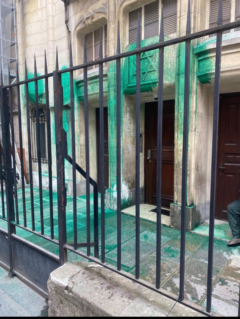 Dans l'Europe des années 1930, l'antisémitisme se propage tel un poison insidieux, s'infiltrant dans les discours politiques, les médias et les esprits.
Aujourd'hui, en France, l'antisémitisme semble avoir perdu aucune de ses tenaces racines, restant ancré dans le sol de