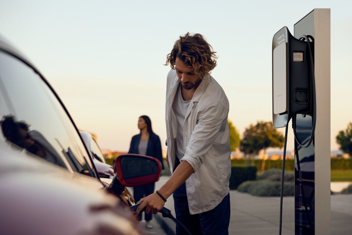 Con Porsche, cargar tu deportivo eléctrico es fácil donde sea que estés:

- En casa con Porsche Installation Services.
- En ruta con +800.000 puntos de carga
- En destino con Porsche Destination Charging, gratis para clientes.

#Porsche #ElectricDriving #PorscheCharging