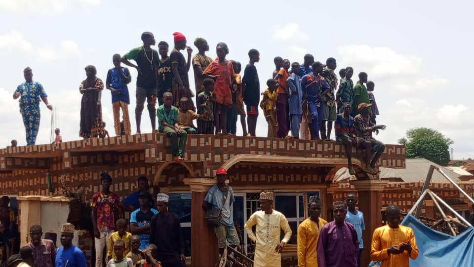 voiceofnigeria's tweet image. Alhaji Ibrahim, who lost his entire family, described the flood as the worst tragedy in over 30 years. Bridges and railway tracks were destroyed, blocking roads. Heavy equipment is now clearing routes as rescue efforts continue.

#InfrastructureCollapse #RescueAndRelief