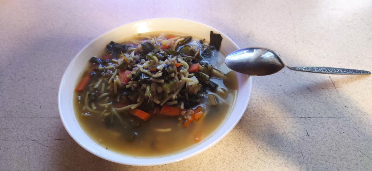 Dzisiaj na kolację była zupa jarzynowa, z makaronem i z kaszą, samo zdrowie w mojej Pustelni.