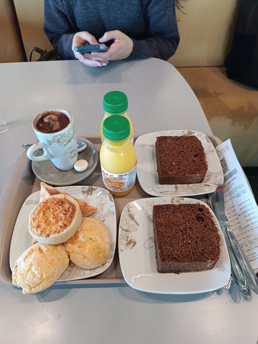 Viemos no SESC da paulista

2 bolos
2 sucos
2 pães de queijo
2 salgados
1 capuccino

SÓ 45 REAIS, tô em choque ainda