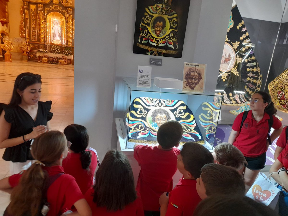 Hoy nos ha visitado el Grupo Infantil de la Asociación de Coros y Danzas de Badajoz @CorosyDanzasbdj ¡Encantados de recibiros!