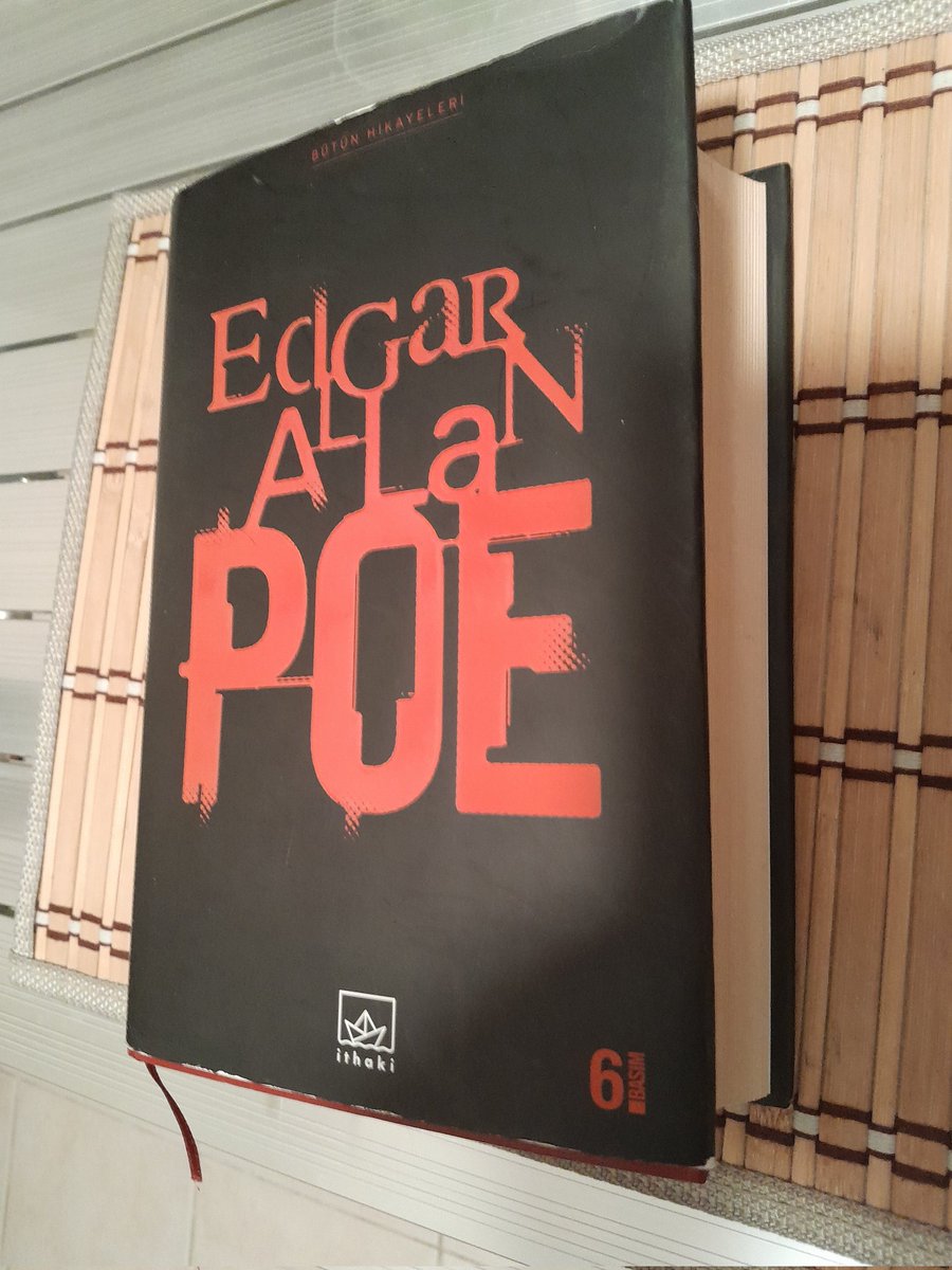 Edgar Allan Poe'nun tüm hikayelerini okuma hevesim vardı. Bu çeviriden yalnızca YARIM SAYFA okuyabildim ve devam edemedim.  Kendime 968 sayfalık kötülük etmeye niyetim yok. Bu saatten sonra kötü çeviri okumayacağım.  #ithakiyayınları #edgarallanpoe