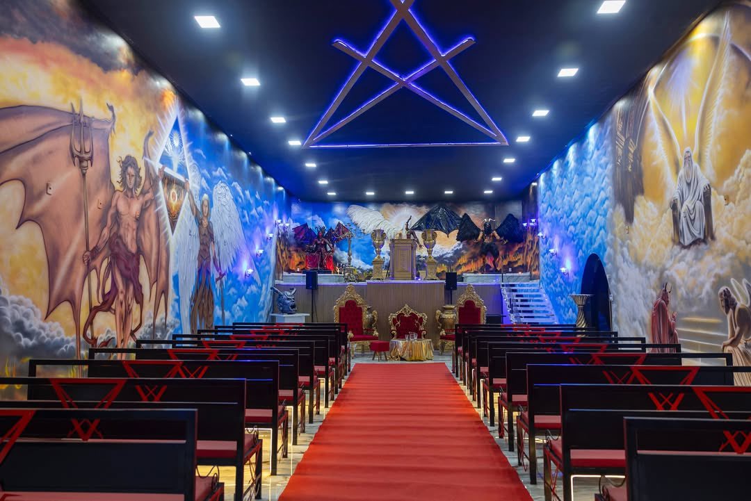 choquei's tweet photo. 🚨BRASIL: A primeira igreja para Lúcifer no país foi inaugurada no Rio de Janeiro. https://t.co/2P0t5y7HzZ