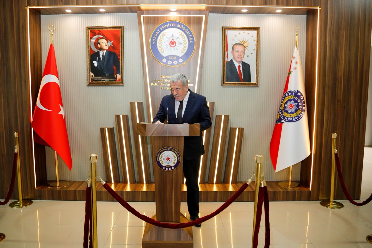 Yozgat POMEM’de öğrenim görmekte olan aday polislerimize yönelik “15 Temmuz Darbe Girişimi” konulu konferans vermek üzere ilimize gelen Genel Müdür Yardımcımız Sayın Doç. Dr. Mustafa ÇALIŞKAN, konferans öncesi İl Emniyet Müdürlüğümüzü ziyaret ederek personelimiz ile mesleki