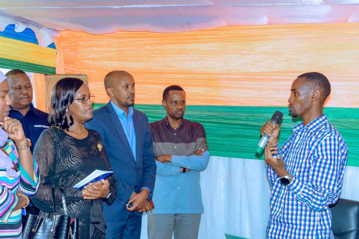 Ku kibuga cy’umupira w’amaguru cya UR-Nyagatare (Sitade Mabati) hafunguriwe ku mugaragaro imurikabikorwa n’imurikagurisha rifite insanganyamatsiko igira iti "Ubufatanye mu guhanga udushya no guteza imbere ibikorerwa iwacu.” rizasozwa tariki 02-06-2025. 1/3