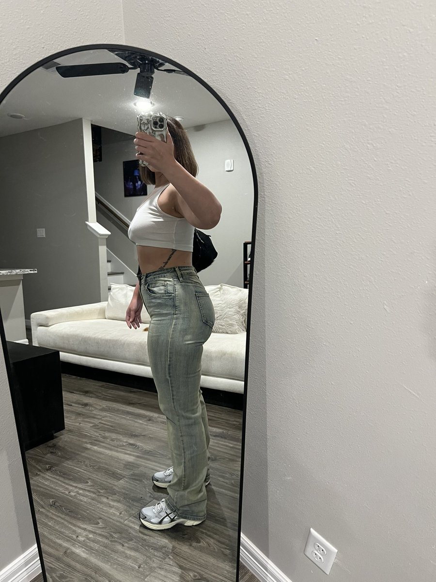 shelllsey's tweet image. Me 🫂 a white tee