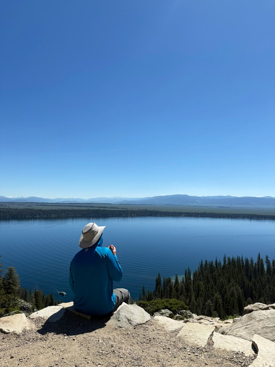 drseanmullen's tweet photo. Some scientists draw inspiration from apples falling.โจI draw mine from eating one at 7,200 feet. ๐โฐ๏ธโจ(Inspiration Point, Grand Teton)
#ScienceInNature #InspirationPoint #Teton https://t.co/PbPhG3W960